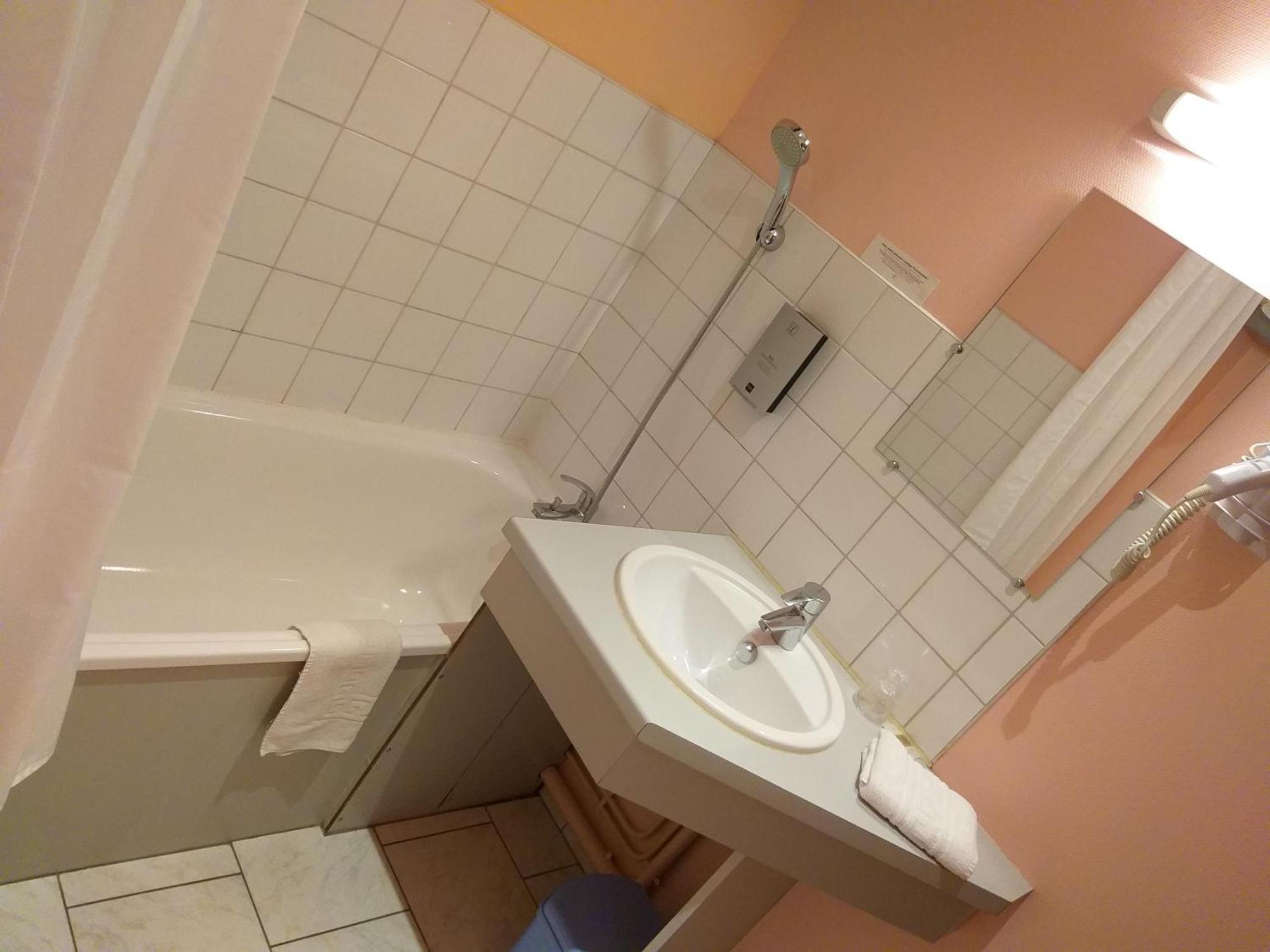 Logis Hotel - Les Paturelles Avesnelles Экстерьер фото