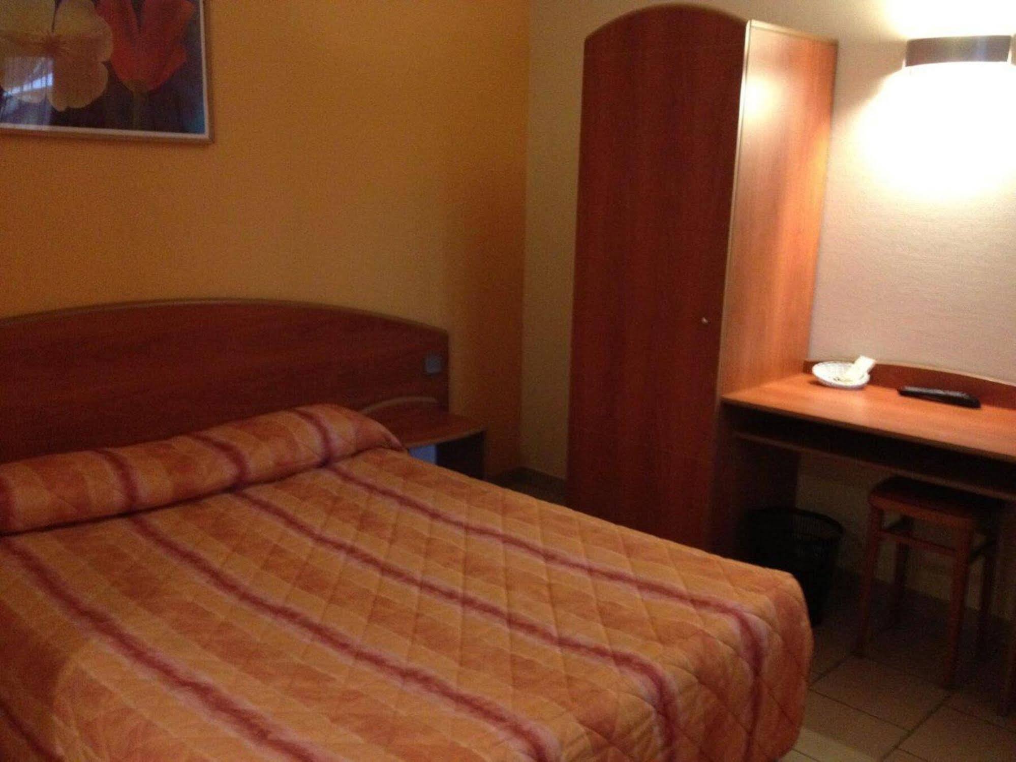 Logis Hotel - Les Paturelles Avesnelles Экстерьер фото