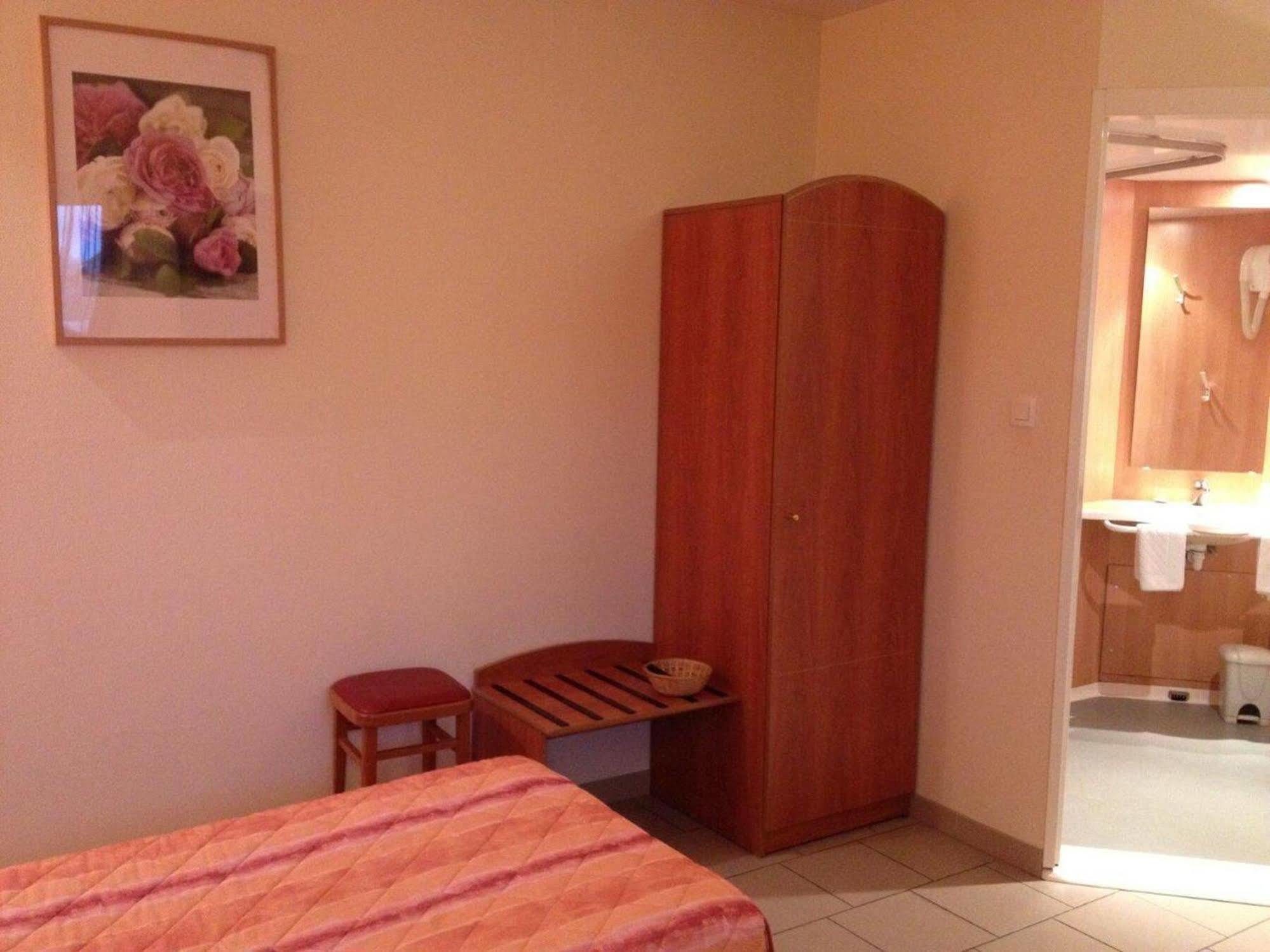 Logis Hotel - Les Paturelles Avesnelles Экстерьер фото