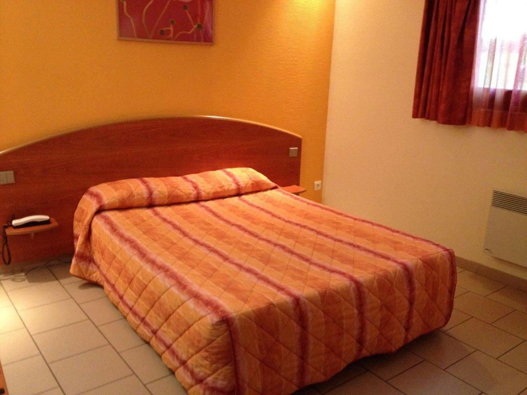 Logis Hotel - Les Paturelles Avesnelles Экстерьер фото